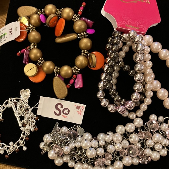 New seven piece lot of ladies, assorted bracelets, beautiful jewelry - Picture 2 of 2